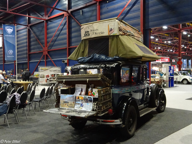 El auto convertido en puesto de venta de libros en una feria